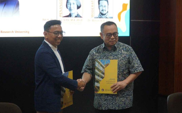 Dekan FID Aldi Herindra Lasso, S.Pd_., M.M.Par_., Ph.D., dan Rektor UHN Sudirman Said, M.B.A., berjabat tangan setelah penandatanganan Implementation of Agreement antara UKSW dan UHN.jpg
