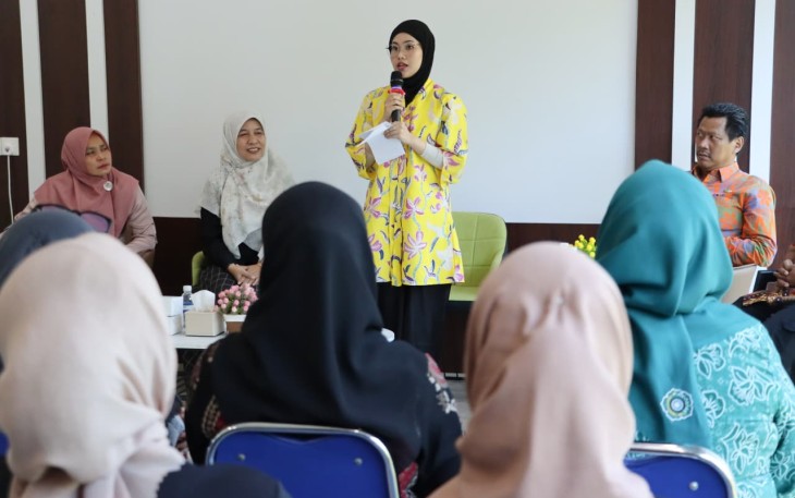 Ketua Dekranasda (Dewan Kerajinan Nasional Daerah) Bintan Hafizha Rahmadhani saat menutup kegiatan pelatihan, Jumat sore (05/12) di Sentra Fashion SKL.