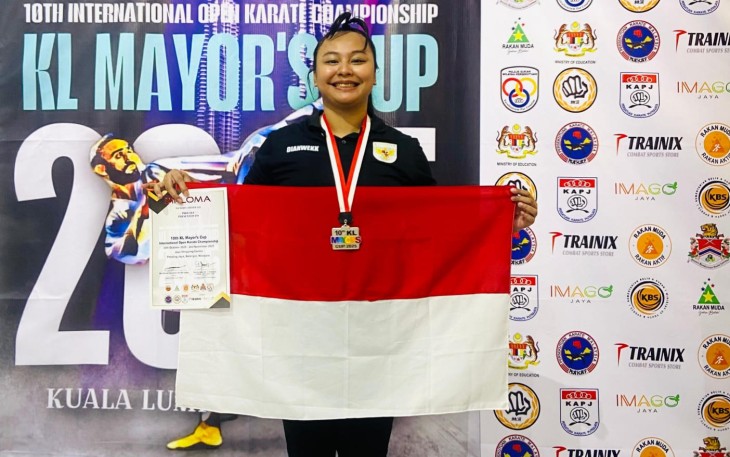 Dian Bakti Wicaksono berhasil meraih medali perak dalam ajang 10th International Open Karate Championship KL Mayor’s Cup 2025.