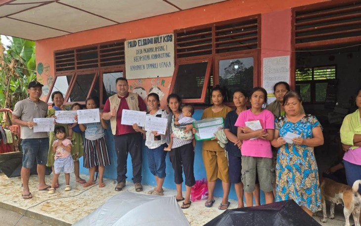 Tim memberikan layanan administrasi kependudukan berupa KTP-elektronik, Kartu Keluarga (KK), dan lain-lain kepada masyarakat.