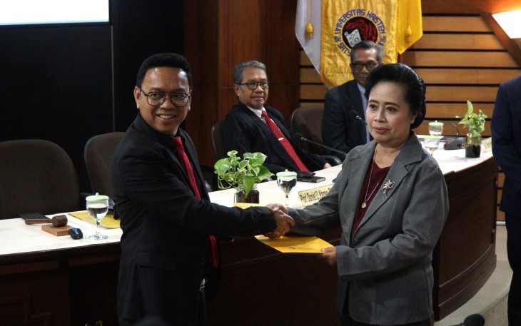 Dr. Agnes Ratih Ari Indriyani, S.E., M.Si_., menerima gelar doktor dalam Promosi dan Yudisium Prodi Doktor Studi Pembangunan Fakultas Interdisiplin FID UKSW di Ruang Probowinoto.