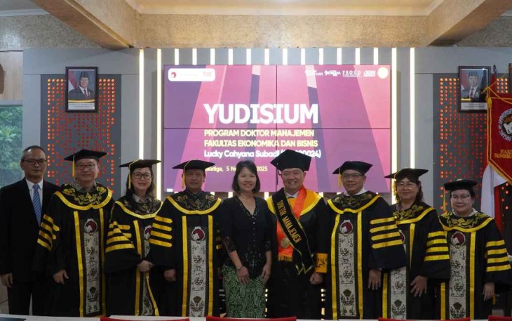 Dr. Lucky Cahyana Subadi, S.Pd_., M.M., saat berfoto bersama dengan Promotor, Ko Promotor, dan Penguji selesai yudisium.