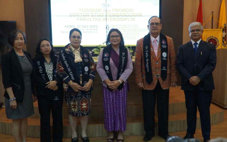 Empat mutiara timur raih gelar Doktor Studi Pembangunan dari Fakultas Interdisiplin UKSW dalam Yudisium dan Promosi Doktor Studi Pembangunan di Diplomacy Room Kampus UKSW (2).jpg