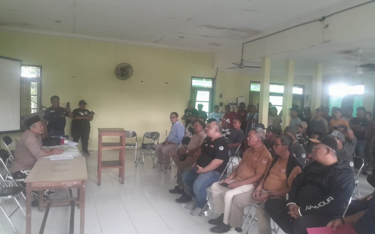 Puluhan petani tebu didampingi FBN Republik Indonesia mendatangi kampus UGM di Getas Kecamatan Kradenan Kabupaten Blora