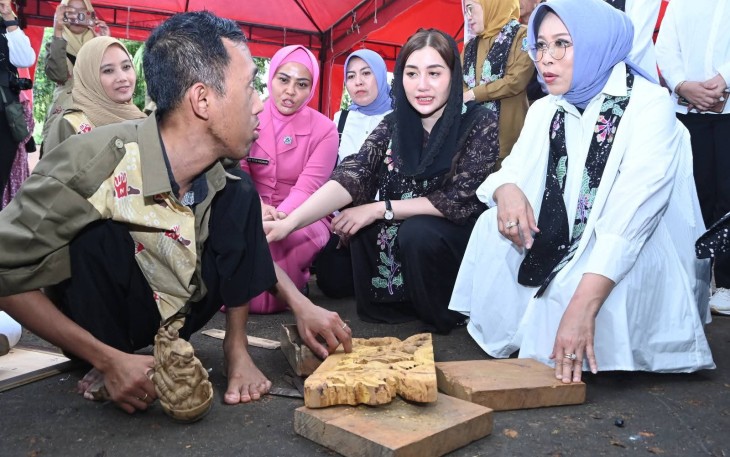 Fatma Syaifullah Yusuf saat mengunjungi Kampung Inklusi Naema di Desa Prambon, Kecamatan Tugu, Kabupaten Trenggalek, Senin (23/6/2925).