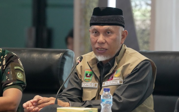 Gubernur Sumbar Mahyeldi Ansharullah saat memimpin rapat penanganan bencana di Posko Terpadu Penanggulangan Bencana Provinsi Sumbar, Padang, Minggu (7/12/2025). Ia menyampaikan bahwa perpanjangan status diperlukan karena sejumlah daerah masih menghadapi akses terputus, kebutuhan dasar, dan proses evakuasi yang belum selesai. (Foto: Noel/KPM Kemkomdigi)