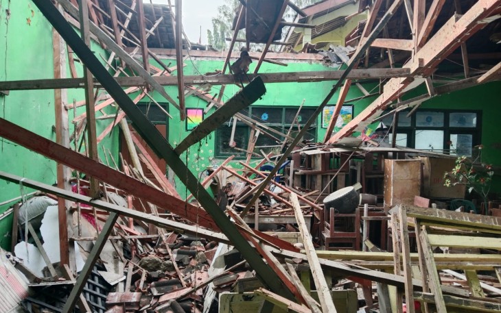 Gudang tempat penyimpanan barang SMP Muhammadiyah Kedungtuban yang atapnya ambrol.