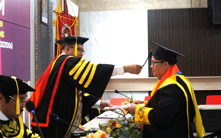 Harli Monikasius Merung menutup perjalanan akademiknya di Program Studi (Prodi) Doktor Manajemen Fakultas Ekonomika dan Bisnis (FEB) UKSW dengan predikat sangat memuaskan.