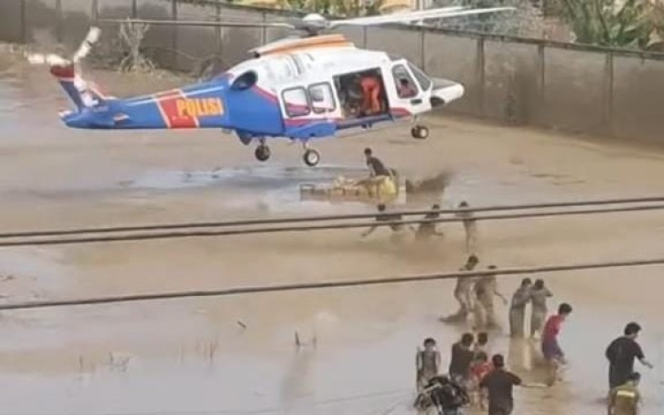 Helikopter Poludara Baharkam Polri Berhasil Dropping Logistik Bantuan ke Aceh Tamiang
