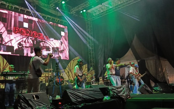 Aksi panggung band Himawan's Diamondz dalam konser musik Baturan Fest, di Lapangan Baturan, Colomadu, Kabupaten Karanganyar, Sabtu (22/2/2025) malam.
