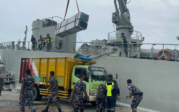 KRI Teluk Youtefa-522 bongkar muat bantuan kemanusiaan untuk korban terdampak gunung Lewotobi Laki-laki 