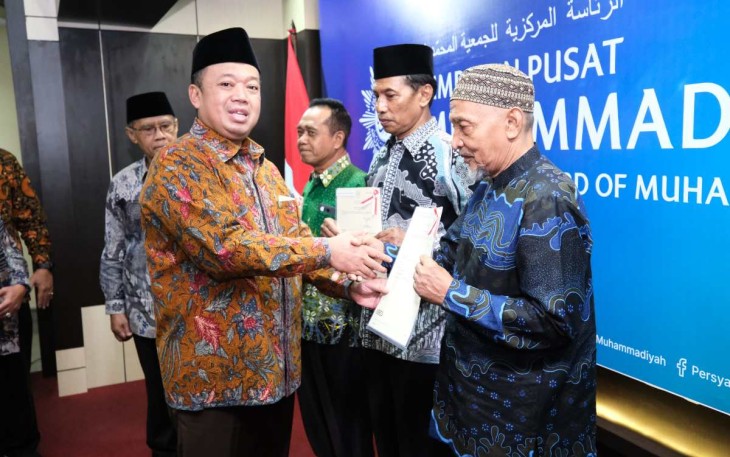 Menteri ATR/BPN Nusron Wahid saat menyerahkan sertifikat tanah wakaf di Jakarta, Jum'at (3/1/25)