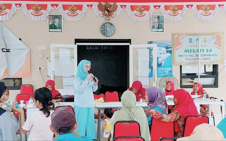 dr Dini Octavia memberikan sosialisasi tes IVA di posyandu keluarga RW15 Kelurahan Medokan Ayu, Sabtu (4/1/25)