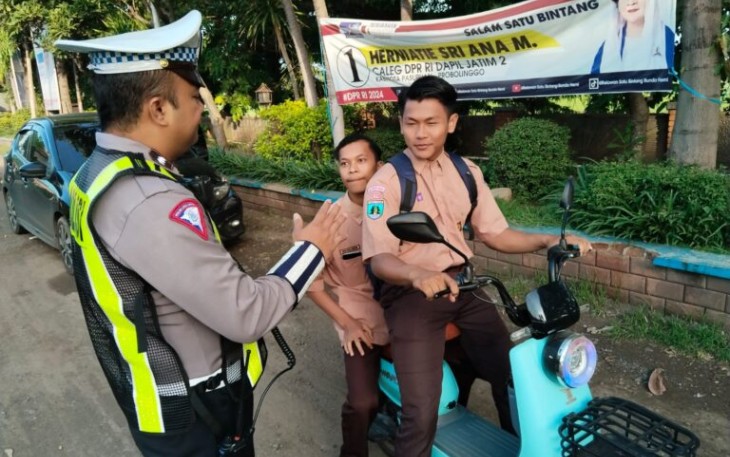 Anggota Polres Probolinggo saat mengedukasi penggunaan sepeda listrik di jalan raya, Kamis (16/1)