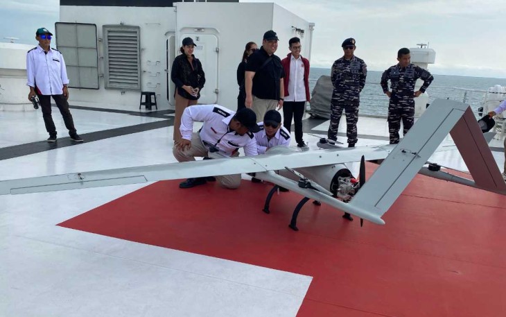 Drone Aruna 45 saat uji coba terbang di KRI dr Radjiman Wedyodiningrat-992, Kamis (16/1)