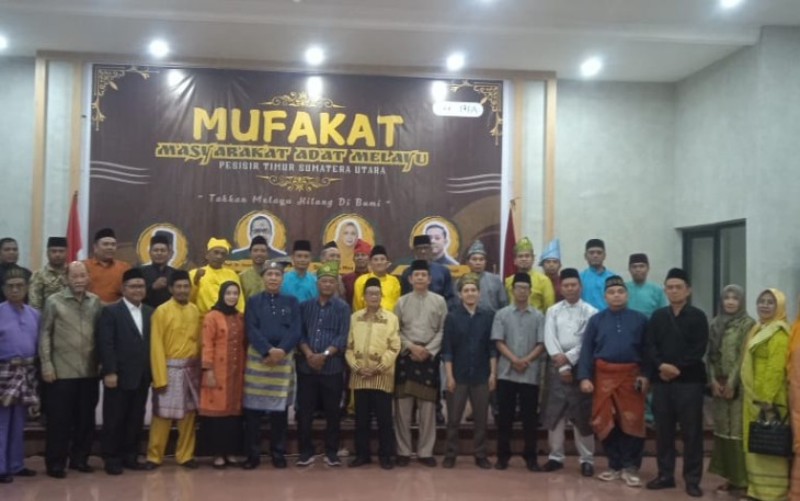 Poto Bersama Yayasan Pusaka Indonesia dan Tifa Foundation serta Aliansi Masyarakat Melayu Usai Acara Sarasehan.