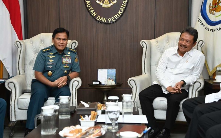 Kasal Laksamana TNI Muhammad Ali bersama menteri KKP Sakti Wahyu Trenggono di Jakarta, Senin (20/1)