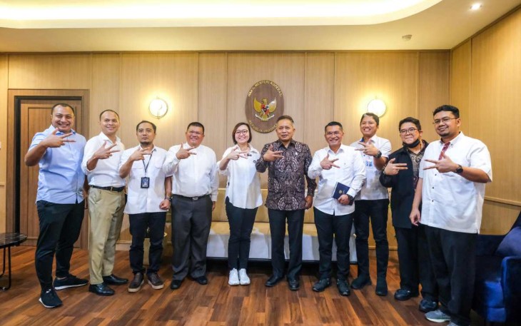 Wamenekraf Irene Umar foto bersama Wamenkop Ferry Juliantono di Jakarta, Senin (20/1)