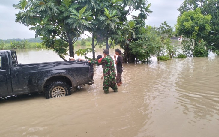 Babinsa Posramil Pitu Serma Subagio Melakukan Pemantauan dan Evaluasi Warga Terdampak Banjir 