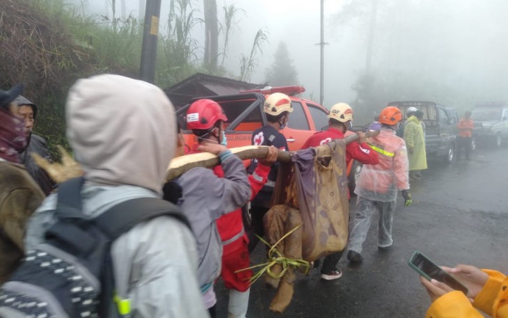 Tim gabungan melakukan evakuasi korban meninggal dunia yang tertimbun longsor di Kabupaten Pekalongan pada Senin (21/1)