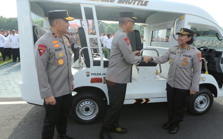 Kapolda Jatim Irjen Pol Imam Sugianto menyerahkan mobil shuttle Semeru SPKT di Surabaya, Senin (3/2)