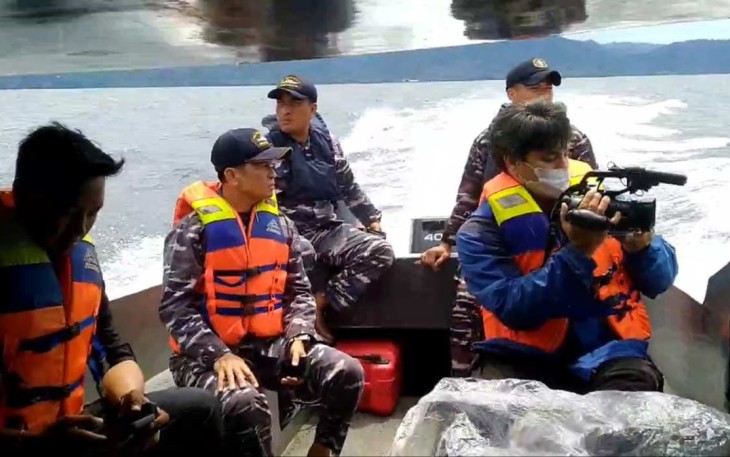 Operasi SAR penyelamatan wartawan Metro TV di perairan Gita, Selasa (4/2)