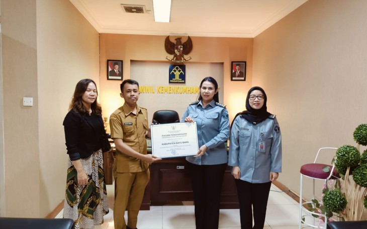 Flora Nainggolan Lakukan Poto Bersama Saat Penyerahan Sertifikat Kabupaten Peduli HAM 