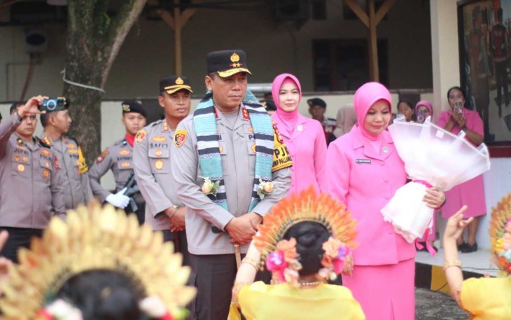 Kapolda Sulsel Irjen Pol Yudhiawan saat disambut tarian adat di Polres Palopo. Rabu (5/2)