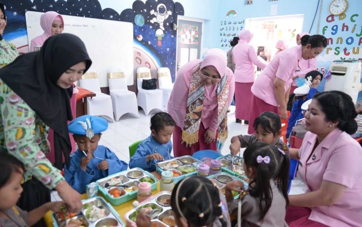 Ketua YKB Jatim Ade Imam Sugianto menyemangati anak-anak TK Kemala Bhayangkari 28 Situbondo, Jum'at (7/2)