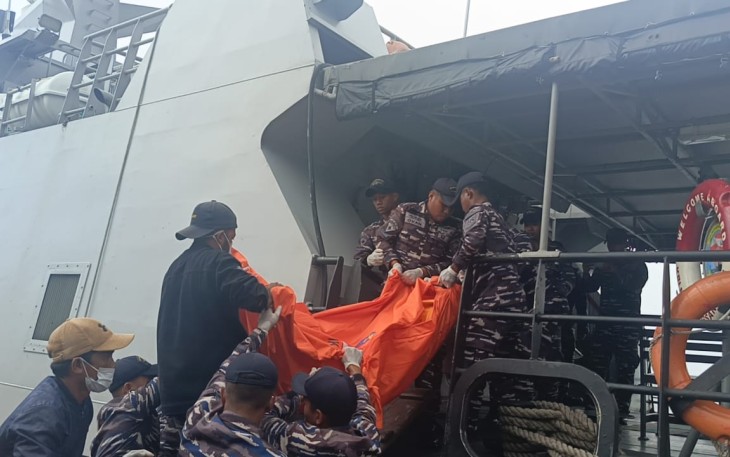 Evakuasi jenazah wartawan Metro TV dari KRI Matabongsang-873 di Kabupaten Halmahera Selatan, Sabtu (8/2)