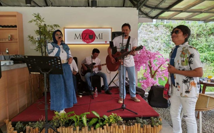 MN Media Entertainment menghibur wisatawan The Onsen Hot Spring Resort Kota Batu, Minggu (9/2)