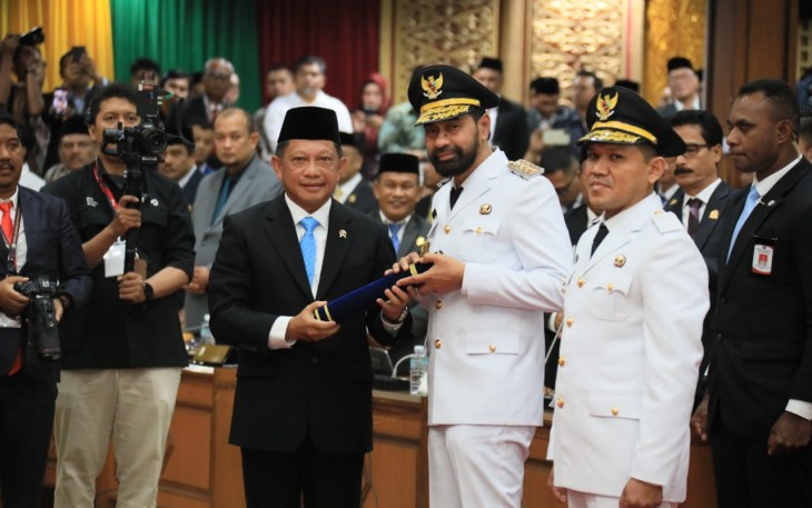 Mendagri Tito Karnavian memberikan ucapan selamat usai Lantik Gubernur dan Wakil Gubernur Aceh, Rabu (12/2)