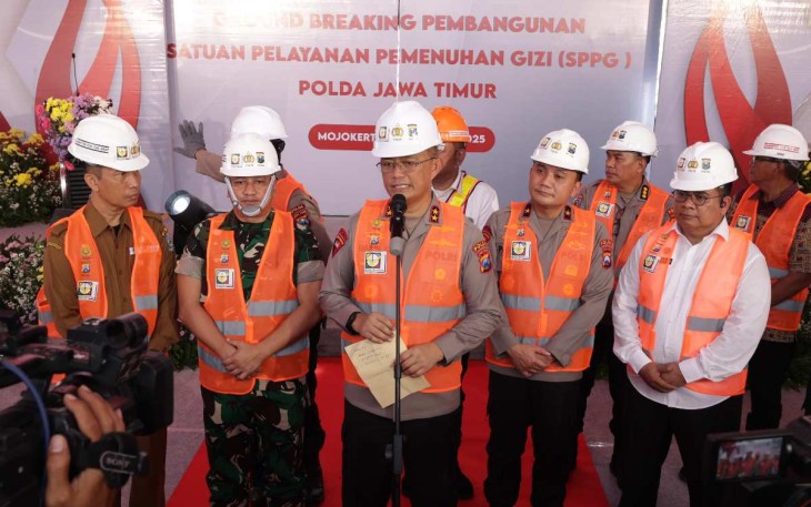 Kapolda Jatim Irjen Pol Imam Sugianto memberikan keterangan pers usai groundbreaking gedung SPPG di SPN, Kamis (13/2)