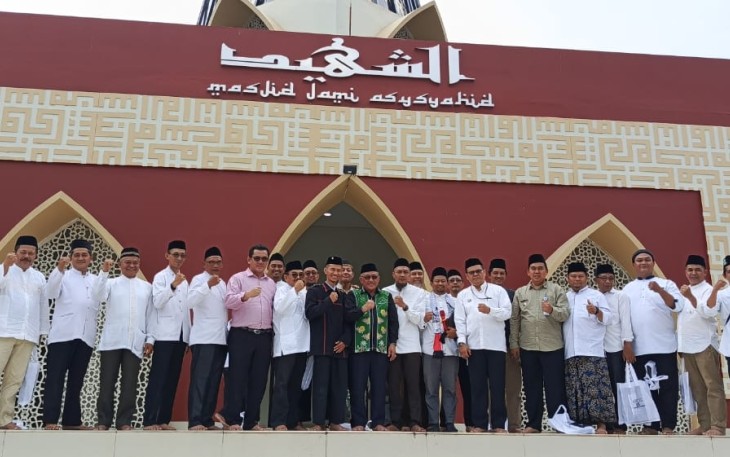 Wali Kota Depok Dr KH Mohammad Idris foto bersama pengurus Masjid Jami' Asy Syahid Kota Depok, Selasa (18/2)