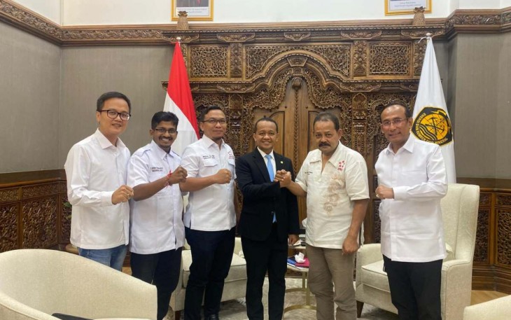 Menteri ESDM Bahlil Lahadalia foto bersama jajaran pengurus APKLI di Jakarta, Selasa (19/2)