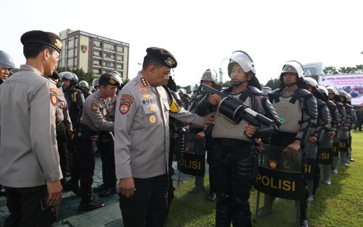 Pengecekan personel pengamanan pelantikan kepala daerah di Mapolda Jatim, Rabu (19/2)
