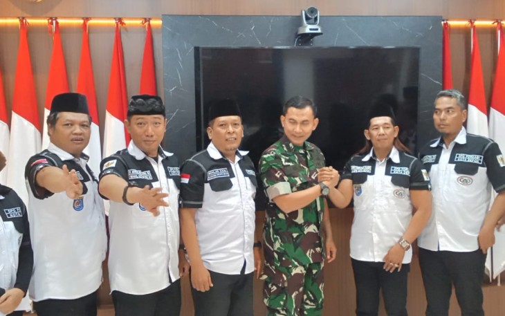 Dandim 0508/Depok, Kolonel Inf Iman Widhiarto salam komando bersama Ketua DPD FORKABI Kota Depok Edi Dadang Candra di Makodim Depok, Senin (24/2)