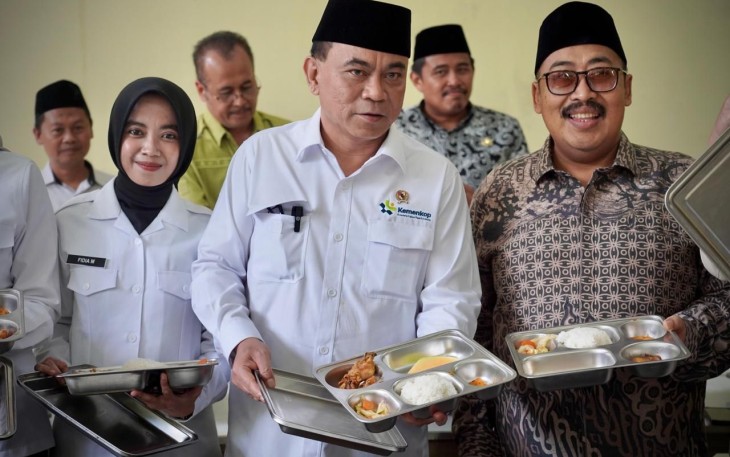 Menkop Budi Arie Setiadi meninjau pelaksanaan Program MBG di Ponpes Annur Kabupaten Malang, Jawa Timur, Selasa (25/2)