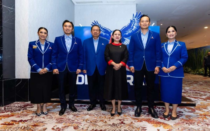 Foto bersama dengan Ketum Demokrat AHY dan keluarga 