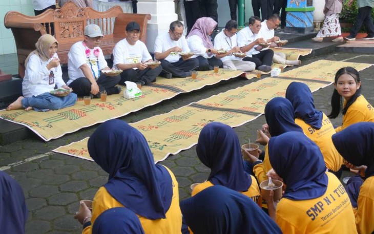 Mendikdasmen Abdul Mu'ti lesehan sambil menyantap bubur kacang hijau di SMPN 1 Turi, Sleman, Yogyakarta
