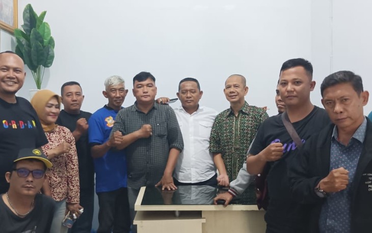 Chairum Lubis SH Didampingi Khairunnas S.Sos Poto Bersama Usai Jumat Barokah di Kantor Pewarta Polrestabes Medan.
