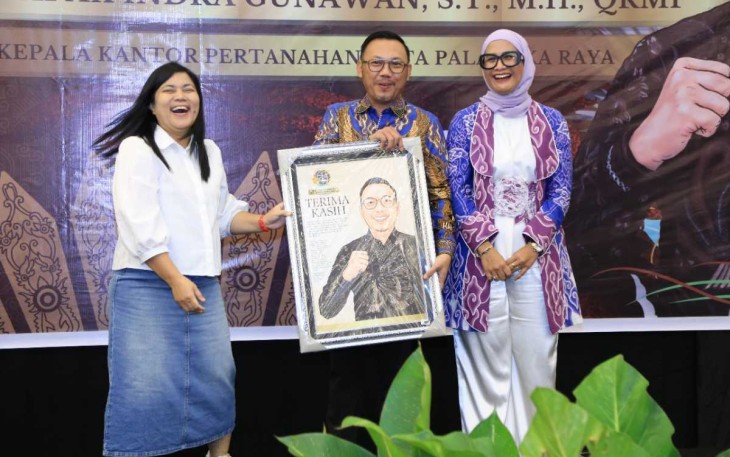 Indra Gunawan mendapatkan cenderamata dalam lepas pamit, Kamis (27/2)
