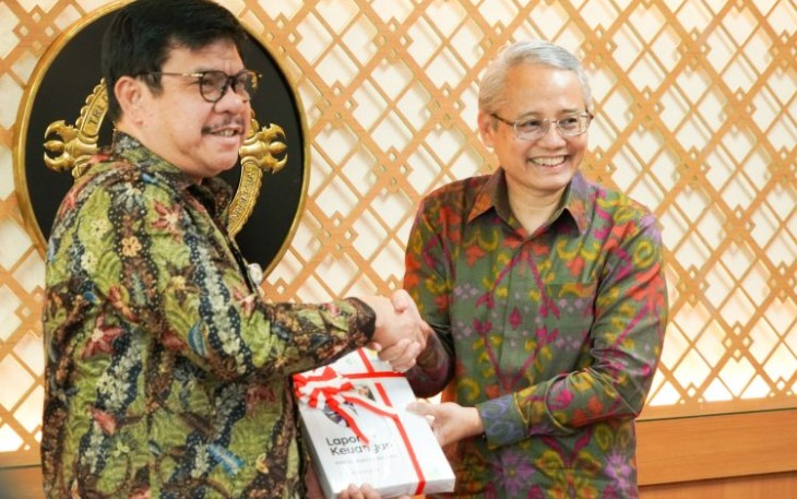 Sekjen Kemenkes Kunta Wibawa Dasa Nugraha saat menyerahkan laporan keuangan ke BPK di Jakarta, Selasa (4/3)