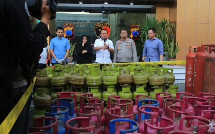 Kabid Humas Polda Jatim Kombes Pol Dirmanto saat konferensi pers, Selasa (4/3)
