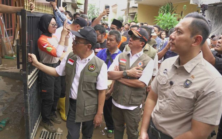 Kepala BNPB dampingi dua Menko meninjau lokasi terdampak banjir, yang terletak di Kelurahan Duren Jaya, Kecamatan Bekasi Timur, Kamis (6/3).