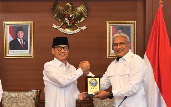 Mendes PDT Yandri Susanto menerima cenderamata dari Kepala BNN Marthinus Hukom di Jakarta, Senin (10/3)