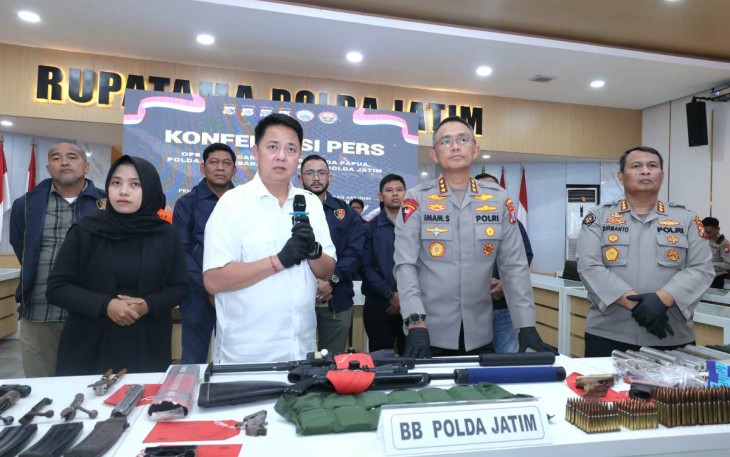 Kapolda Jatim Komjen Pol Imam Sugianto saat konferensi pers, Selasa (11/3)