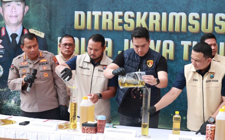Kabid Humas Polda Jatim Kombes Dirmanto saat memberikan keterangan pers MinyaKita palsu, Rabu (12/3) 