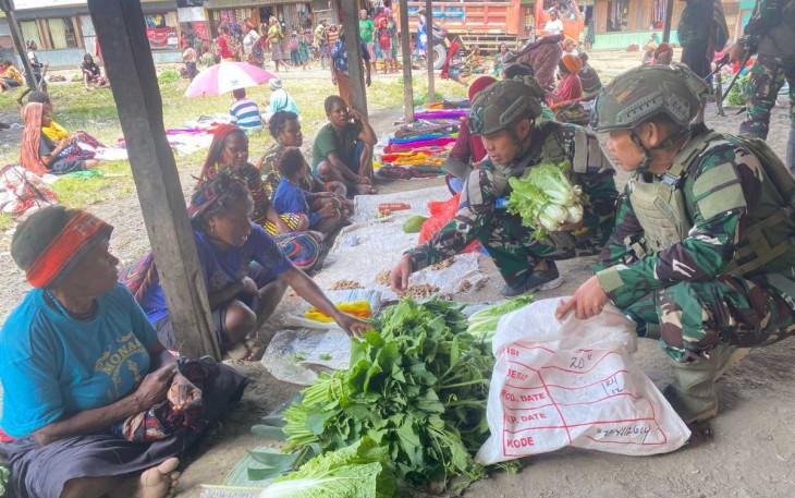 Personel pos Sinak, satgas yonif 700 Wyc borong hasil tani mama Papua, Jum'at (14/3)