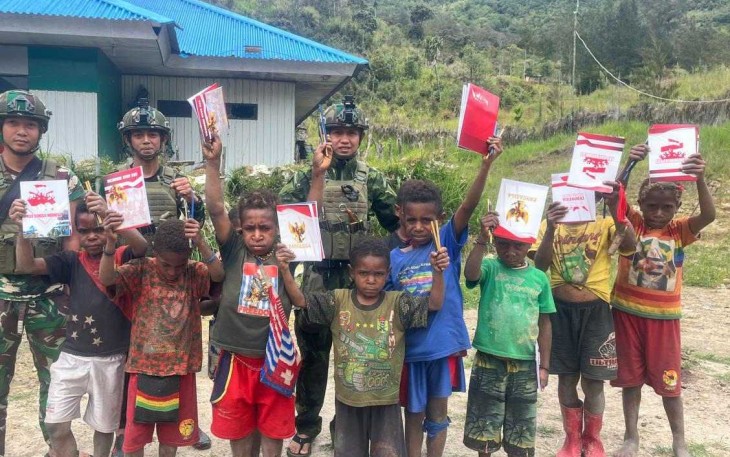 Anak-anak terseyum gembira mendapatkan buku dan alat tulis